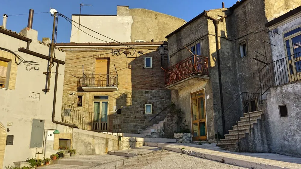 Scorcio borgo motta montecorvino